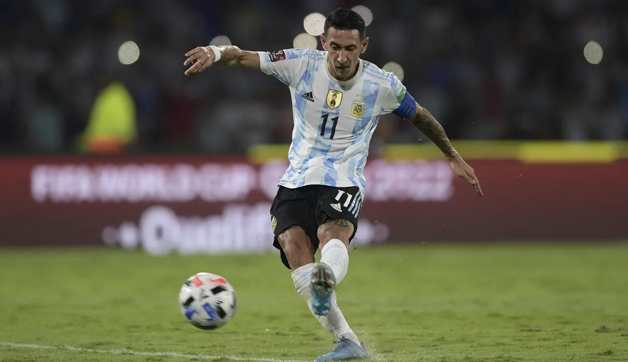 Meski unggul 1-0 di babak pertama, Argentina tak mengendurkan serangan di babak kedua. Peluang didapatkan oleh Acuna usai menerima umpan free kick dari Angel Di Maria. Sayangnya, bola masih dapat ditepis oleh kiper Kolombia, Camilo Vargas. (AFP/Juan Mabromata)
