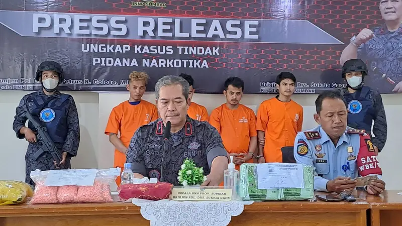 BNN Provinsi Sumatera Barat menangkap pengedar 2 kilogram sabu dan 6.000 butir ekstasi yang akan diedarkan di provinsi setempat. (Liputan6.com/ Novia Harlina)