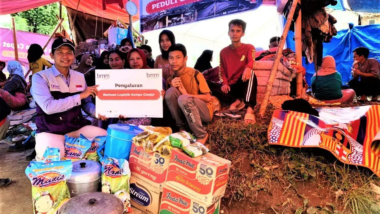 Tim rescue Baitulmaal Muamalat (BMM) berfoto bersama penerima bantuan gempa Cianjur. PT Bank Muamalat Indonesia Tbk bersama BMM menyalurkan bantuan ke Cianjur sejak hari kedua bencana.