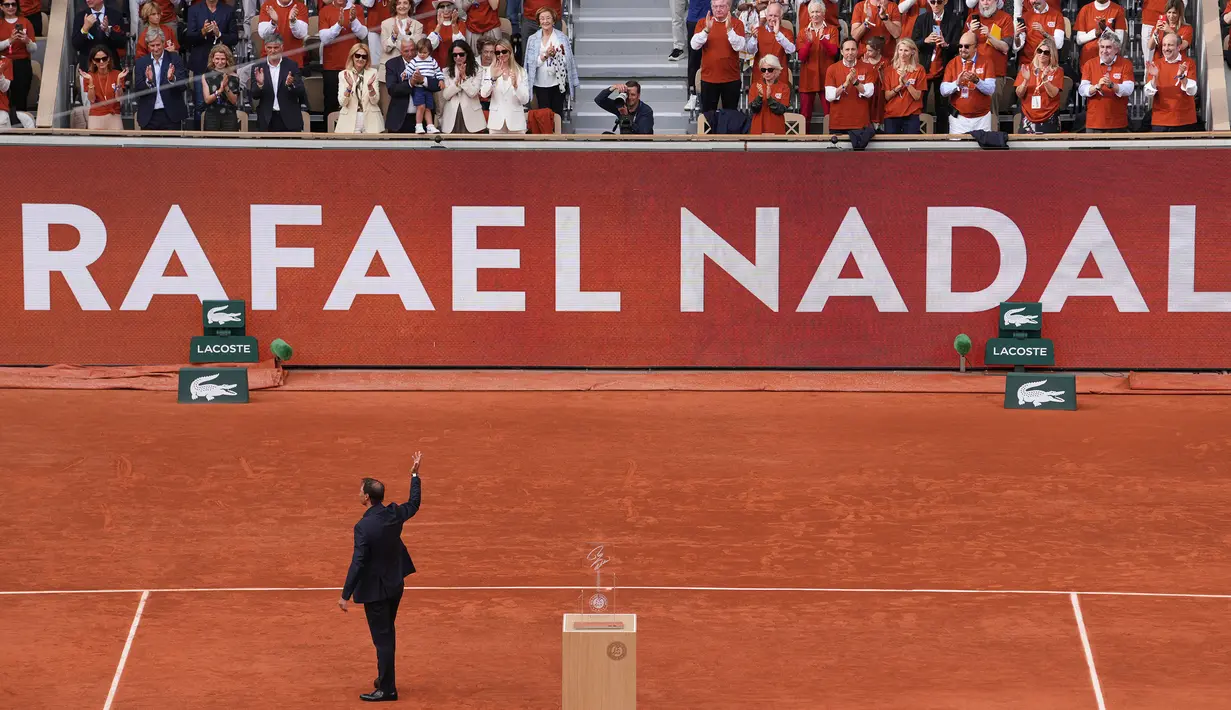 Petenis Spanyol, Rafael Nadal melambakan tangan kepada para penonton saat acara seremoni perpisahan selama Prancis Open 2025 di lapangan Philippe-Chatrier, Roland Garros Stadium, Paris, Prancis, Minggu (25/05/2025) waktu setempat. (AP Photo/Thibault Camus)