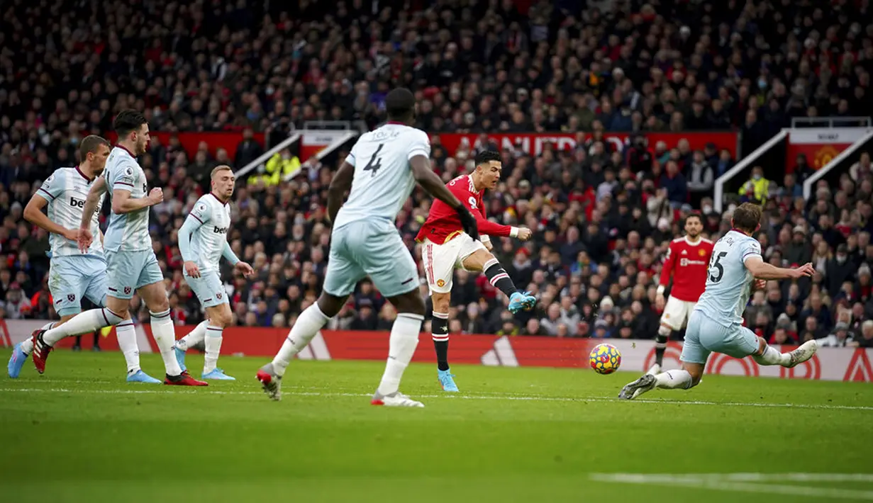 Pemain Manchester United Cristiano Ronaldo (ketiga kanan) menendang bola saat melawan West Ham United pada pertandingan sepak bola Liga Inggris di Stadion Old Trafford, Manchester, Inggris, 22 Januari 2022. Manchester United menang 1-0. (AP Photo/Dave Thompson)