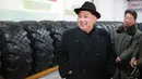 Pemimpin Korut, Kim Jong-un tersenyum saat mengecek pabrik ban lokal di Provinsi Chagang, Korea Utara pada 3 Desember 2017. (KCNA/via AP)