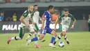 Pemain Persebaya Surabaya berduel memperebutkan bola dengan pemain Persib Bandung pada laga final Piala Presiden 2026 di Stadion Kapten I Wayan Dipta, Gianyar, Bali, Kamis (6/8/2026). Persebaya Surabaya keluar sebagai juara setelah mengalahkan Persib Bandung melalui adu penalti dengan skor 6-5 usai bermain imbang 1-1 hingga babak tambahan waktu. (KLY/Budy Santoso)