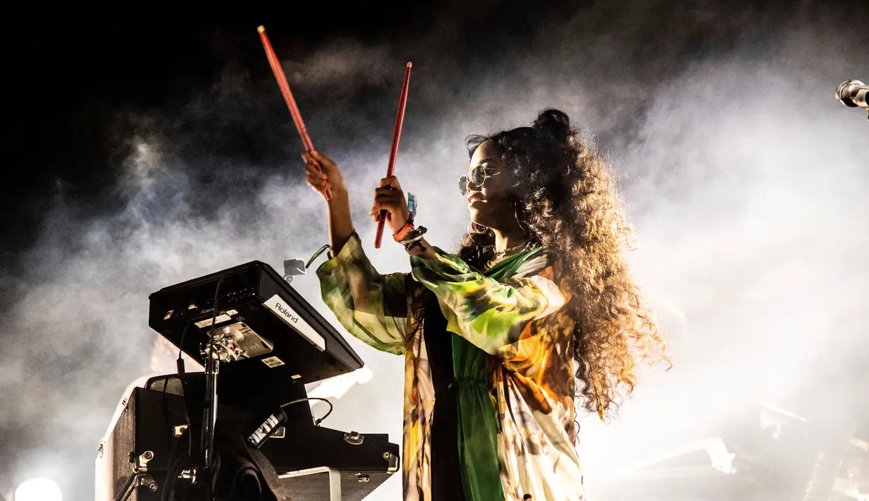 Penampilan H.E.R. saat tampil dalam Coachella Music & Art Festival di Indio, California, Amerika Serikat, 14 April 2019. (Photo by Amy Harris/Invision/AP)