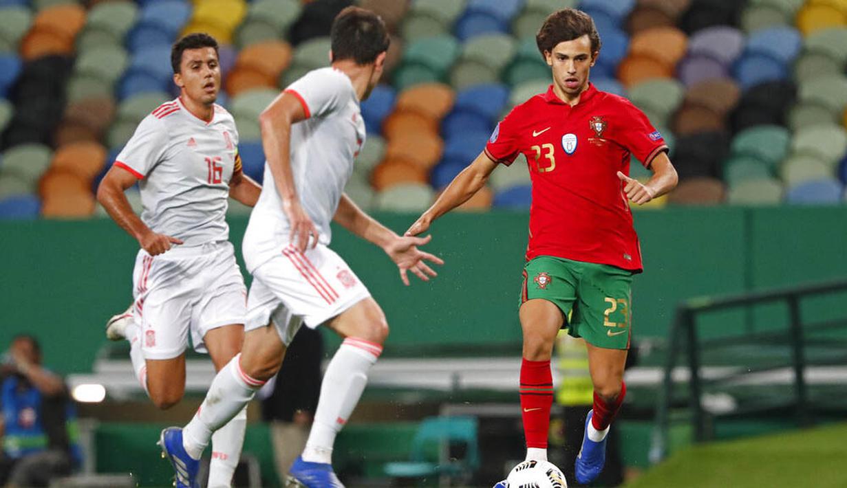 Penyerang Portugal, Joao Felix, berusaha melewati pemain Spanyol pada laga uji coba di Stadion Jose Alvalede, Kamis (8/10/2020). Kedua tim bermain imbang 0-0. (AP Photo/Armando Franca)