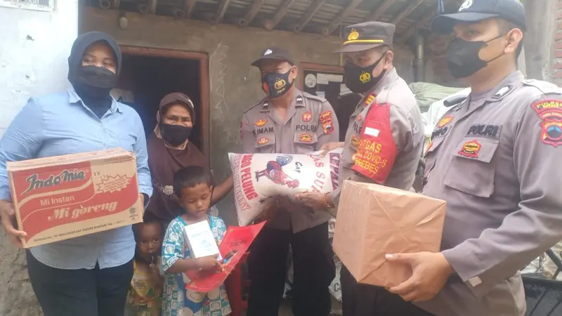 Ainur Rofiq, bocah pemulung mendapat bingkisan dari Kepolisian Brebes. (Foto: Liputan6.com/Polda Jateng)