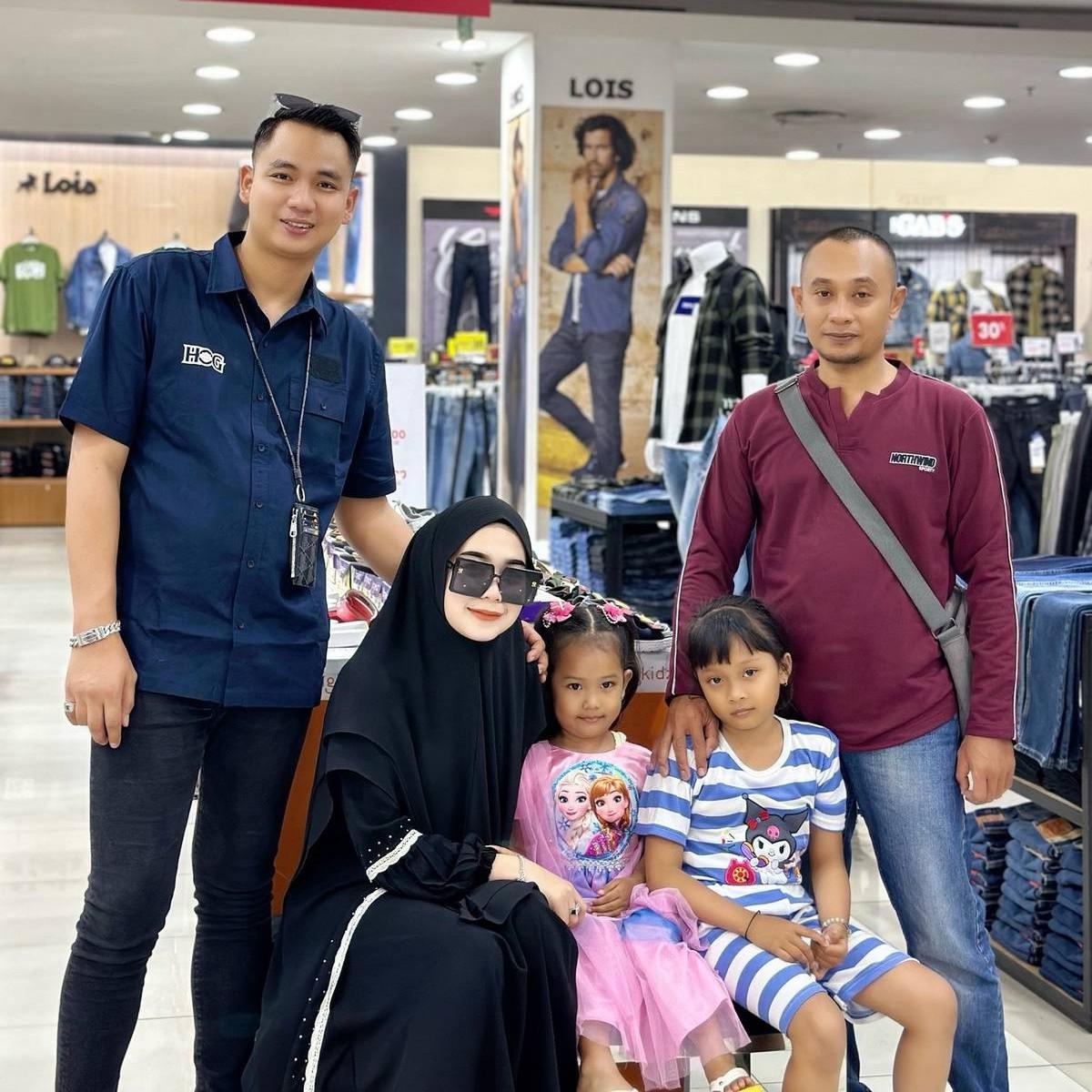 Kisah Wanita Beri Hadiah Anak dan Ayah usai Ketahuan Foto di Depan Rumahnya, Bikin Haru hingga Banjir Pujian Warganet