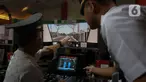 Pengunjung sedang mencoba simulator LRT Jakarta di Pekan Raya Jakarta atau Jakarta Fair 2024 di Jakarta International Expo Kemayoran (JIEXPO) Jakarta, Rabu (12/6/2024). (Liputan6.com/Herman Zakharia)