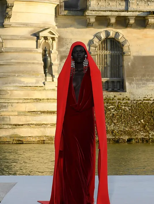 T-shirt berubah menjadi gaun pesta, jeans vintage Levi's 501 XX Big E berfungsi sebagai kanvas untuk sulaman berlapis emas, sedangkan jeans lainnya diciptakan baru. Denim dibuat dari manik-manik trompe l'oeil yang membangkitkan rasa ingin tahu, menuntut pemeriksaan lebih dekat untuk dipahami, sebuah pendekatan filosofi yang melambangkan koleksi ini secara keseluruhan. Foto: Document/Valentino.