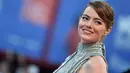 Aktris Emma Stone tersenyum saat tiba menghadiri pembukaan Festival Film Venice ke-73 di Italia, (31/8). Menggunakan gaun metalik dari Atelier Versace Emma terlihat cantik dan memukau. (AFP Photo/TIZIANA FABI)