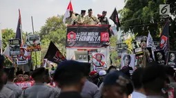 Massa berorasi di atas mobil komando dalam aksi bela Rohingya bersama Bang Japar (Barisan Jawara dan Pengacara) di depan Kedutaan Besar Myanmar, Jakarta, Jumat (8/9). Aksi ini dalam rangka solidaritas terhadap muslim Rohingya. (Liputan6.com/Faizal Fanani)