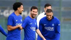 Bek Paris Saint-Germain (PSG) Marquinhos (kiri) tertawa bersama Lionel Messi dan Kylian Mbappe ambil bagian dalam sesi latihan di Saint-Germain-en-Laye di luar Paris, Senin (5/9/2022).  PSG akan menjamu Juventus pada matchday 1 Grup H Liga Champions 2022/2023 di Parc des Princes, Rabu 7 September 2022 dini hari. (Photo by FRANCK FIFE / AFP)