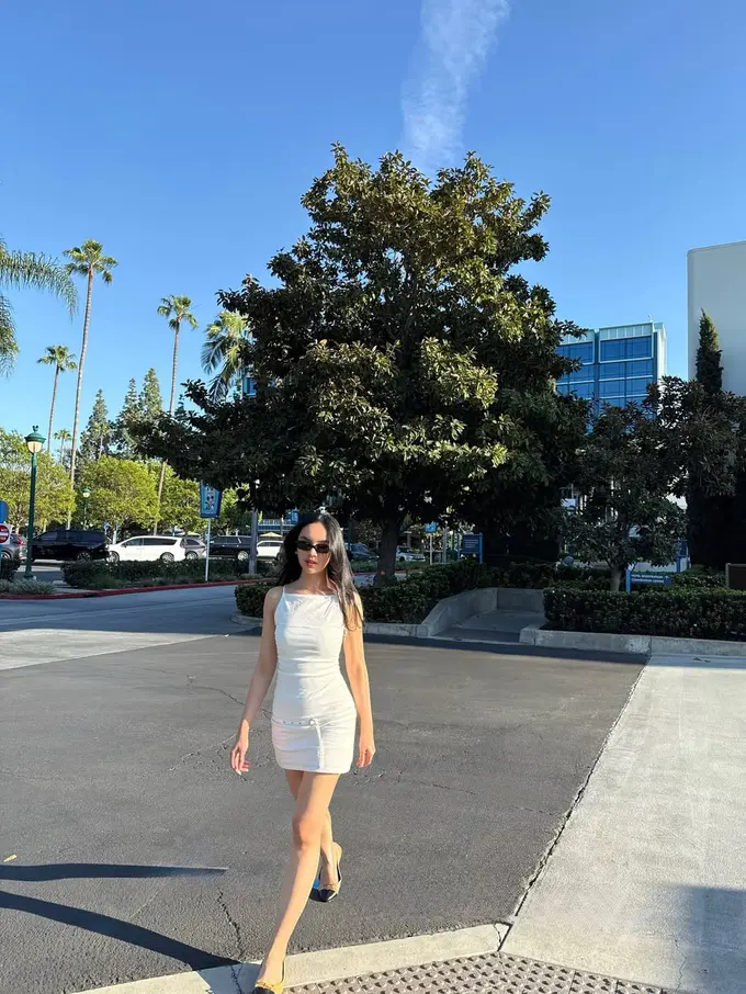 Slim Fit Dress hingga Wide Leg Jeans, Gaya Effortless Lyodra Ginting Saat Liburan di Las Vegas Curian Perhatian