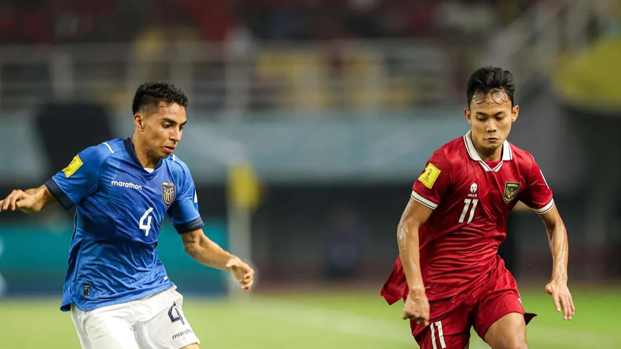 Timnas Indonesia U-17 berhasil menahan imbang Ekuador pada matchday pertama Grup A Piala Dunia U-17 2023 di Stadion Gelora Bung Tomo, Surabaya, Jumat (10/11/2023). Duel yang berlangsung sengit itu berakhir sengan skor 1-1