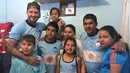 Mantan kapten Timnas Inggris, David Beckham berpose dengan anak-anak di kawasan pemukiman kumuh 1-11-14 di Buenos Aires, Senin (9/11/2015). Beckham berada Argentina untuk membuat film dokumenter tentang sepak bola. (AFP/FIXER-Argentina/Macarena GAGLIARD)