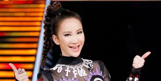 Coco Lee,  penyanyi yang pernah mengisi soundtrack film kartun Mulan versi Mandarin meninggal dunia di usia 48 tahun karena diduga bunuh diri. [Foto: IG/cocolee].