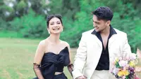 Ratu Sofya dan Vladimir Rama tampil mesra dan kompak dalam balutan busana nuansa monokrom di pemotretan terbaru. Prewedding? (Instagram/ratusfy_/fdphotography90).