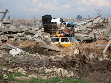 Warga Palestina yang mengungsi menyeberangi koridor Netzarim saat mereka menuju bagian utara Jalur Gaza pada 9 Februari 2025. (Eyad BABA/AFP)