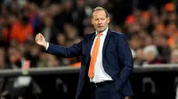 Pelatih Belanda, Danny Blind saat memberikan instruksi kepada pemainnya  pada kualifikasi Piala Dunia 2018 di Stadion De Kuip, Rotterdam. Belanda menang 4-1. (REUTERS/United Photos/Toussaint Kluiters)