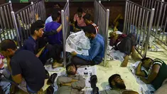 Sejumlah calon pembeli duduk dan tidur di depan loket untuk mendapatkan tiket mudik lebaran di Stasiun Kereta Kamalapur, Dhaka, Minggu (3/7). Perayaan Idul FItri merupakan salah satu tradisi yang terbesar di Bangladesh. (AFP PHOTO/MUNIR UZ ZAMAN)