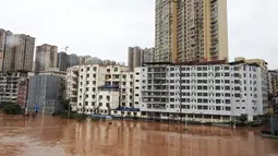 Jalan yang banjir di dekat Sungai Qujiang setelah hujan deras di daerah Quxian, kota Dazhou, di provinsi Sichuan barat laut China (6/9/2021). Sejumlah warga telah dievakuasi karena hujan lebat dan banjir di Provinsi Sichuan, China barat daya. (AFP/STR)