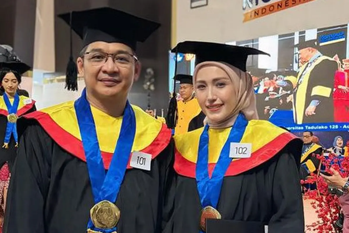 Potret Kompak Pasha Ungu dan Adelia Pasha saat wisuda bersama