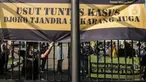 Massa menggelar aksi unjuk rasa di depan DPR RI, Jakarta, Jumat (24/7/2020). Aksi tersebut bentuk kekecewaan terhadap Wakil Ketua DPR RI Azis Syamsuddin yang tidak mengizinkan Rapat Dengar Pendapat (RDP) Komisi III bersama aparat penegak hukum perihal kasus Djoko Tjandra. (Liputan6.com/Johan Tallo)