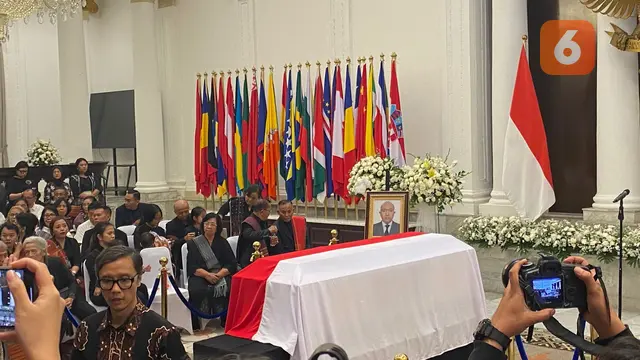 Menteri Luar Negeri RI Sugiono pada Kamis (11/9/2025) di Gedung Pancasila, Jakarta, menyampaikan penghargaan kepada istri almarhum, Priscila Purba, yang setia mendampingi Zetro selama 16 tahun berkarier di Kemlu RI (Dok. Liputan6.com/Teddy Tri Setio).