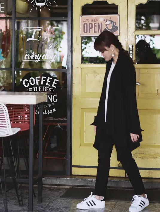 Banyak respon negatif yang harus diterima setelah memutuskan melepas hijabnya. Meski beberapa kali ia mengklarifikasi, masih banyak juga warganet yang nyinyir dengan presenter dan komedian itu. (Instagram/rinanose16)