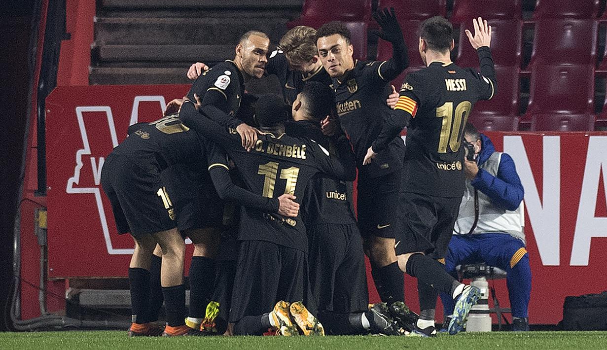 Para pemain Barcelona merayakan gol ketiga bek Jordi Alba ke gawang Granada dalam laga perempatfinal Copa del Rey 2020/21 di Nuevo Los Carmenes Stadium, Rabu (3/2/2021). Barcelona menang 5-3 (2-2) atas Granada melalui babak extra time. (AFP/Jorge Guerrero)