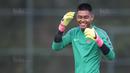 Kiper Timnas Indonesia U-22, Kurniawan Ajie, tertawa saat latihan di Lapangan SPH Karawaci, Banten, Jumat (11/8/2017). Ini merupakan latihan terakhir sebelum berangkat ke Malaysia. (Bola.com/Vitalis Yogi Trisna)