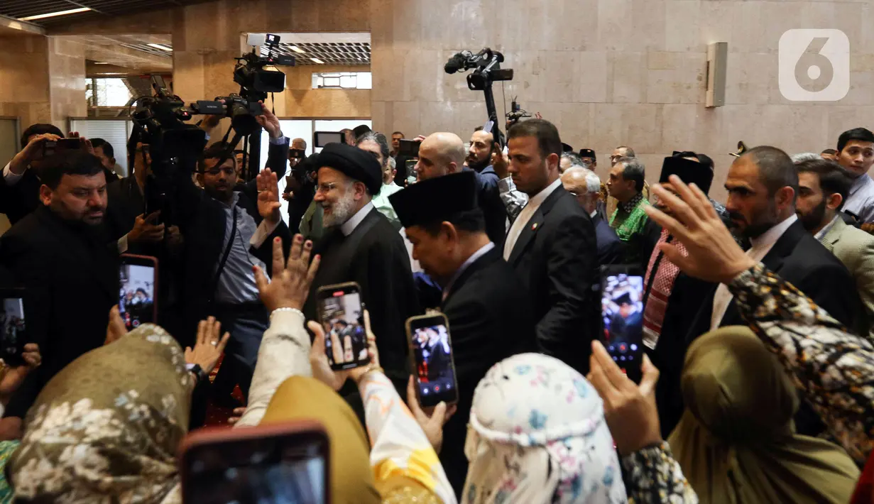 Di Masjid Istiqlal, Ebrahim Raisi disambut jemaah yang sudah berada di lokasi. Tidak sedikit dari mereka mengabadikan momennya dengan handphone saat Raisi lewat. (Liputan6.com/Herman Zakharia)