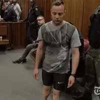 Oscar Pistorius kembali jalani persidangan dirinya. Kali ini ia melepas kaki palsunya demi memohon keringanan pada hakim.  (Via: nytimes.com)