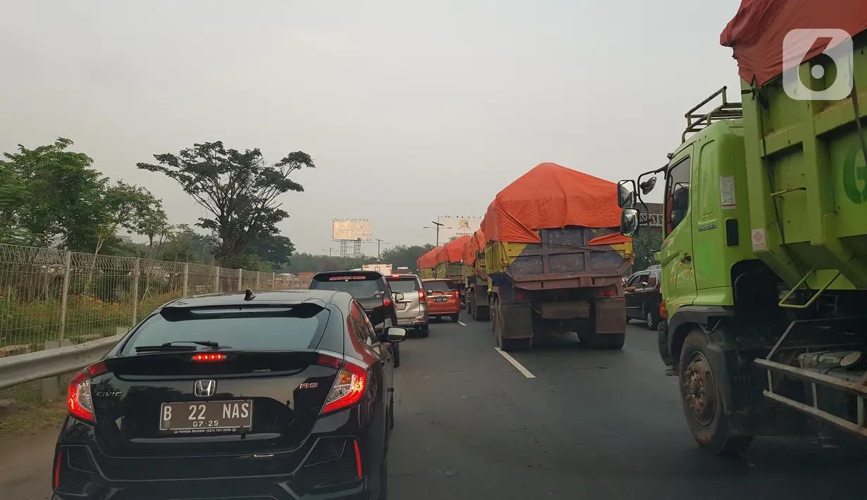 Kendaraan terjebak kemacetan di Tol Sedyatmo KM 29 menuju Bandara Internasional Soekarno Hatta, Cengkareng, Selasa (10/11/2020). Kemacetan tersebut karena adanya peningkatan jumlah kendaraan menuju bandara yang diduga ingin menjemput pemimpin FPI, Habib Rizieq Shihab. (Liputan6.com/Herman Zakharia)
