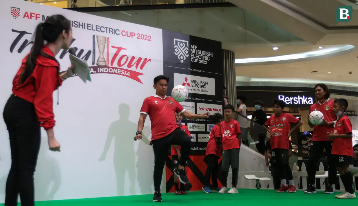 Pada acara tersebut, Ilham dan Budi juga unjuk kemampuan juggling bola bersama para penonton yang hadir. (Bola.com/Bagaskara Lazuardi)