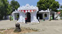 Keraton Kasepuhan Cirebon tetap dikunjungi wisatawan usai insiden tawuran antara dua kelompok pendukung sultan. Foto (Liputan6.com / Panji Prayitno)