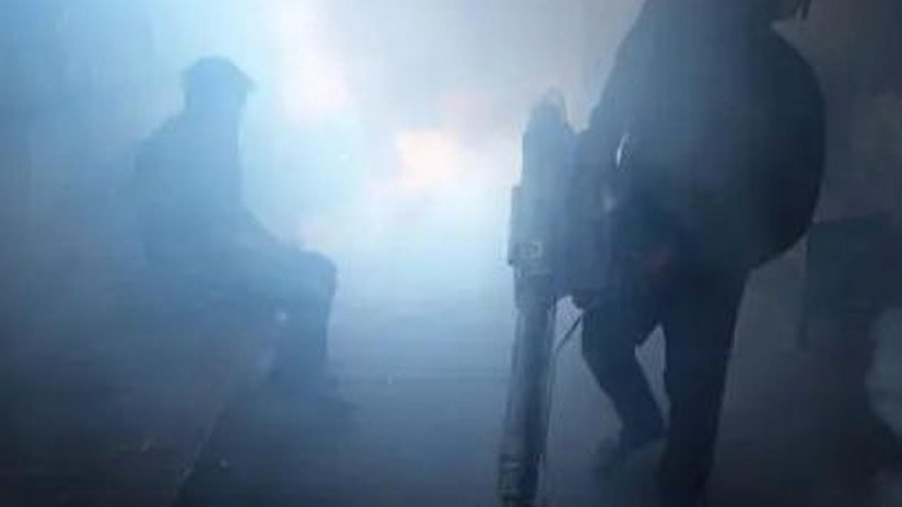 Petugas melakukan pengasapan atau fogging di kawasan pemukiman padat penduduk, Duri Kepa, Jakarta Barat, Kamis (18/4/2024). Kegiatan fogging ini dilakukan sebagai upaya untuk menekan penyebaran nyamuk Aedes Aegypti yang menularkan penyakit Demam Berdarah 