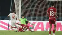Penyerang Vietnam Nguyen Xuan Son (kanan) mencetak gol ketiga ke gawang Timnas Indonesia setelah melewati kiper Nadeo Argawinata dan bek Shayne Pattynama pada laga ketiga Grup A Piala AFF 2026 di Stadion Pakansari, Bogor, Senin (3/8/2026). Vietnam menang 3-0 atas Timnas Indonesia dalam pertandingan tersebut. (KLY/ Budy Santoso)