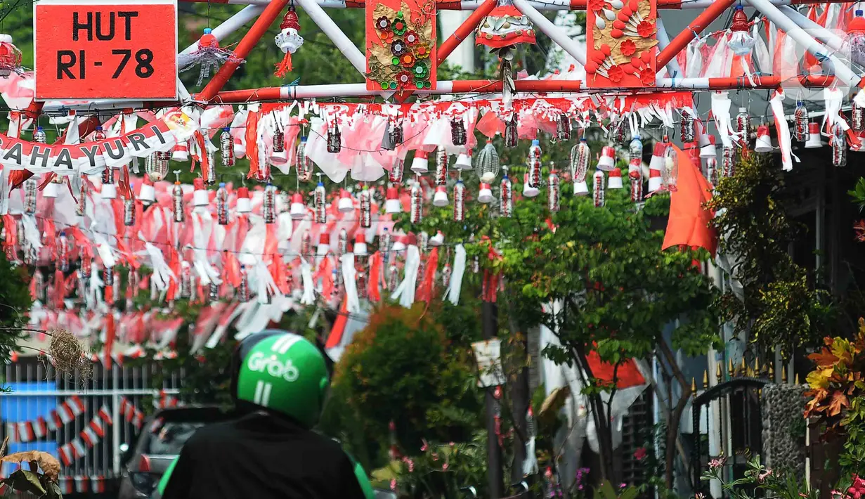Para warga juga memanfaatkan barang bekas milik mereka dan bank sampah warga dimana RW 09 dan masing-masing RT untuk berhias dan berkreasi dari barang bekas. (merdeka.com/imam buhori)