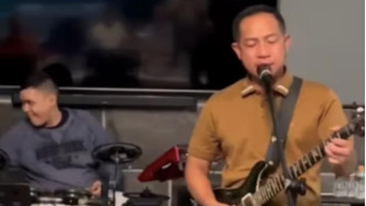 Tampil Casual bak Anggota Band <br>