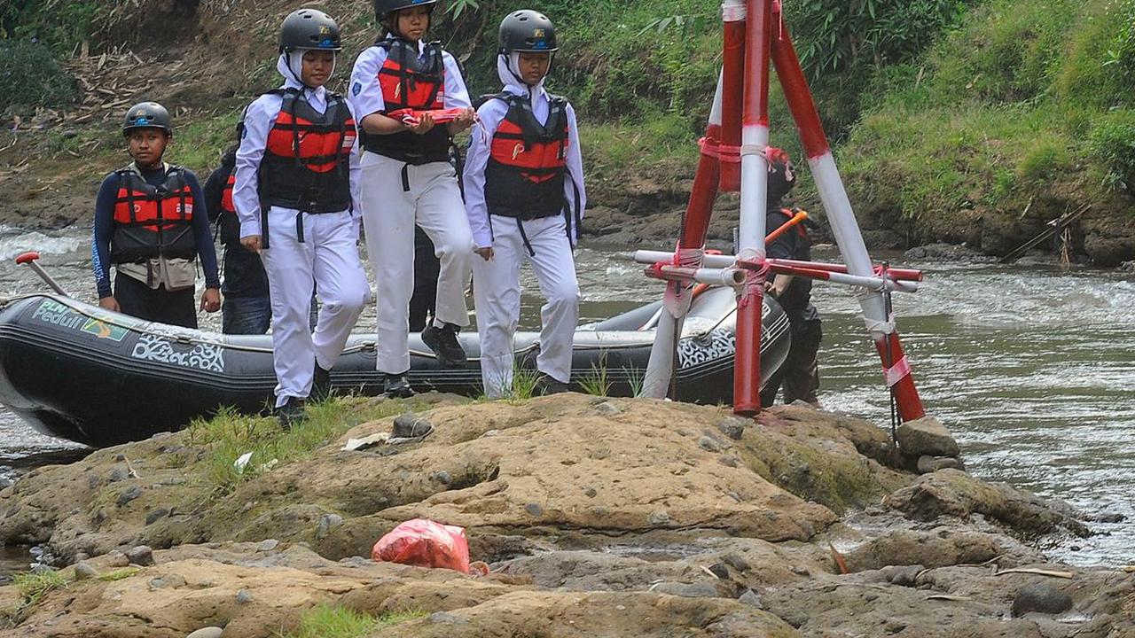 Peserta bersiap mengibarkan bendera selama upacara peringatan HUT ke-79 Kemerdekaan RI di Sungai Ciliwung, GDC, Depok, Jawa Barat, Senin (17/8/2020). Kegiatan upacara peringatan HUT ke-79 Kemedekaan RI di Sungai Ciliwung ini&nbsp; diselenggarakan oleh Kom
