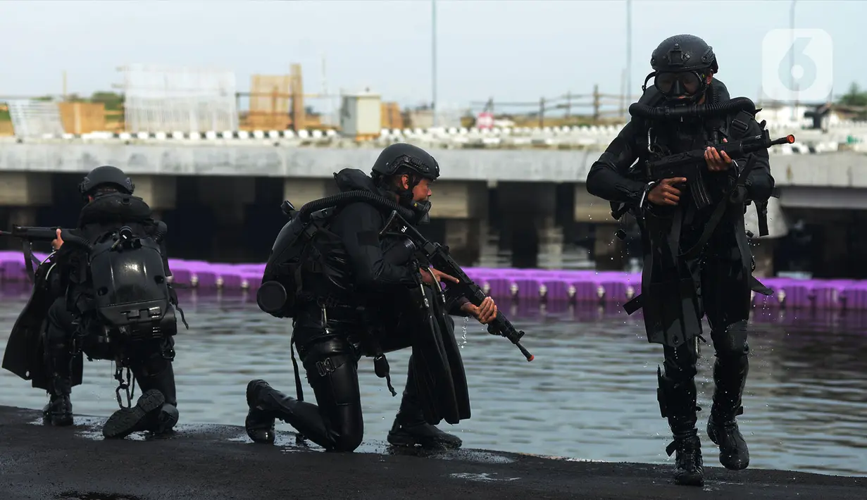 Prajurit Satkopaska TNI AL melakukan infiltrasi ke garis depan penyerbuan di Kompleks Dermaga Pondok Dayung Koarmada I, Jakarta, Selasa (23/6/2020). Kegiatan tersebut merupakan bagian dari Latihan Peperangan Laut Khusus. (merdeka.com/Imam Buhori)