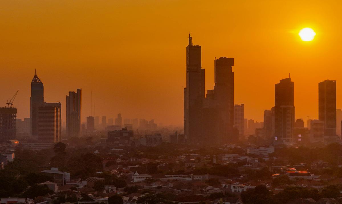Keindahan Senja di Atas Langit Jakarta