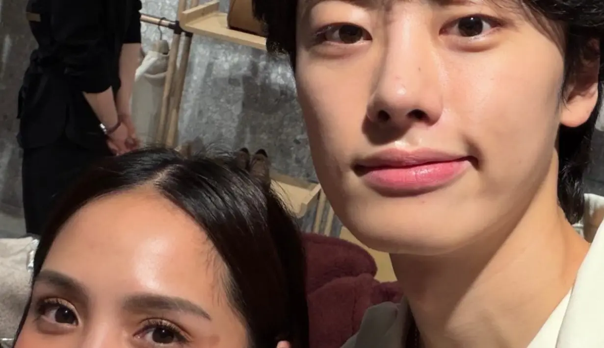 Sang aktor dengan wajah tampannya terlihat mengenakan polo shirt bergaris pink dan putih senada dengan kerahnya. Tampak ia mengenakan kalung silver. [@raffinagita1717]