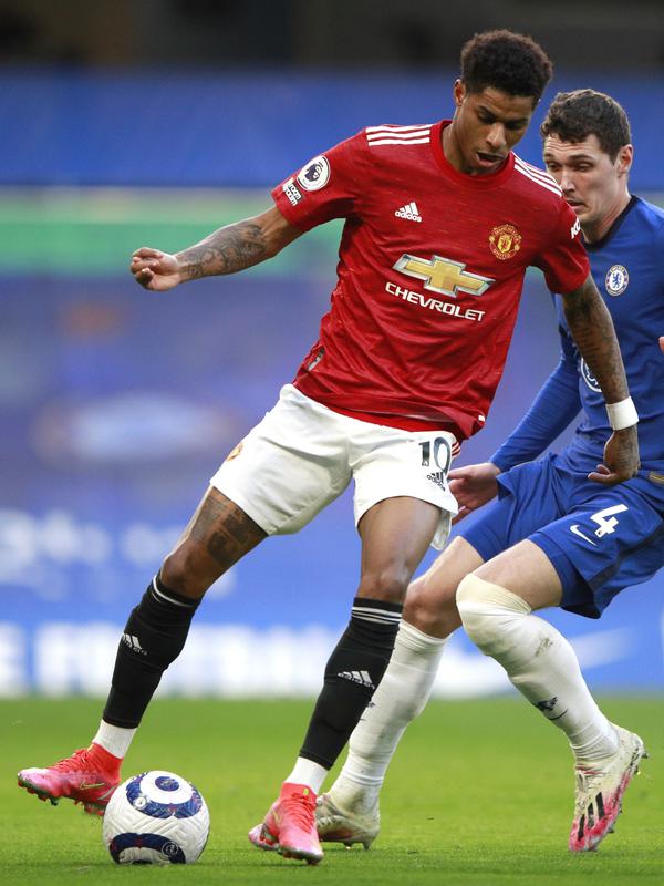Penyerang Manchester United, Marcus Rashford mengontrol bola dari kawalan bek Chelsea, Andreas Chistensen pada pertandingan lanjutan Liga Inggris di Stamford Bridge Stadium di London, Inggris, Minggu (28/2/2021). Man Utd berada di urutan kedua dengan 50 poin. (AP Photo/Ian Walton, Pool)