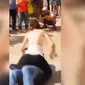 Seorang wanita menyerang pria yang tak dikenal lantaran ia merasa dilecehkan (Capture/Universal M Online)