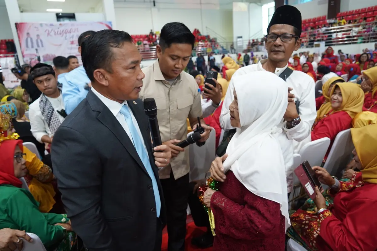 Menteri Kemendukbangga, Wihaji bersama peserta Sekolah Lansia di Bekasi. (Foto: Dok Kemendukbangga)