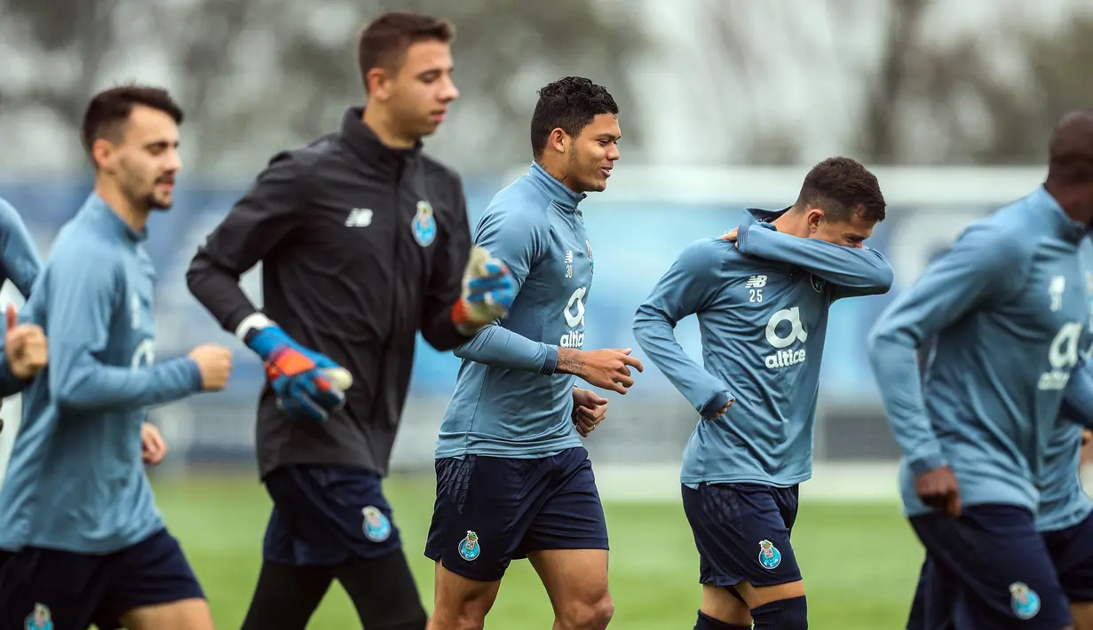 Para pemain Porto melakukan pemanasan saat mengikuti sesi latihan di tempat latihan klub di Olival, di Vila Nova de Gaia (2/11/2020). Porto akan bertanding melawan Olympique de Marseille pada  Grup C Liga Champions di di Estadion Do Dragao, Portugal. (AFP/Carlos Costa)