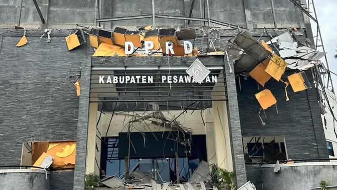 Viral Gedung DPRD Pesawaran Ambruk