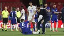 Manajer tim Chelsea, Thomas Tuchel membantu bek Thiago Silva berdiri usai berakhirnya laga leg kedua perempatfinal Liga Champions 2020/2021 melawan Porto di Ramon Sanchez Pizjuan Stadium, Sevilla, Selasa (13/4/2021). Chelsea kalah 0-1 dari Porto. (AP/Angel Fernandez)